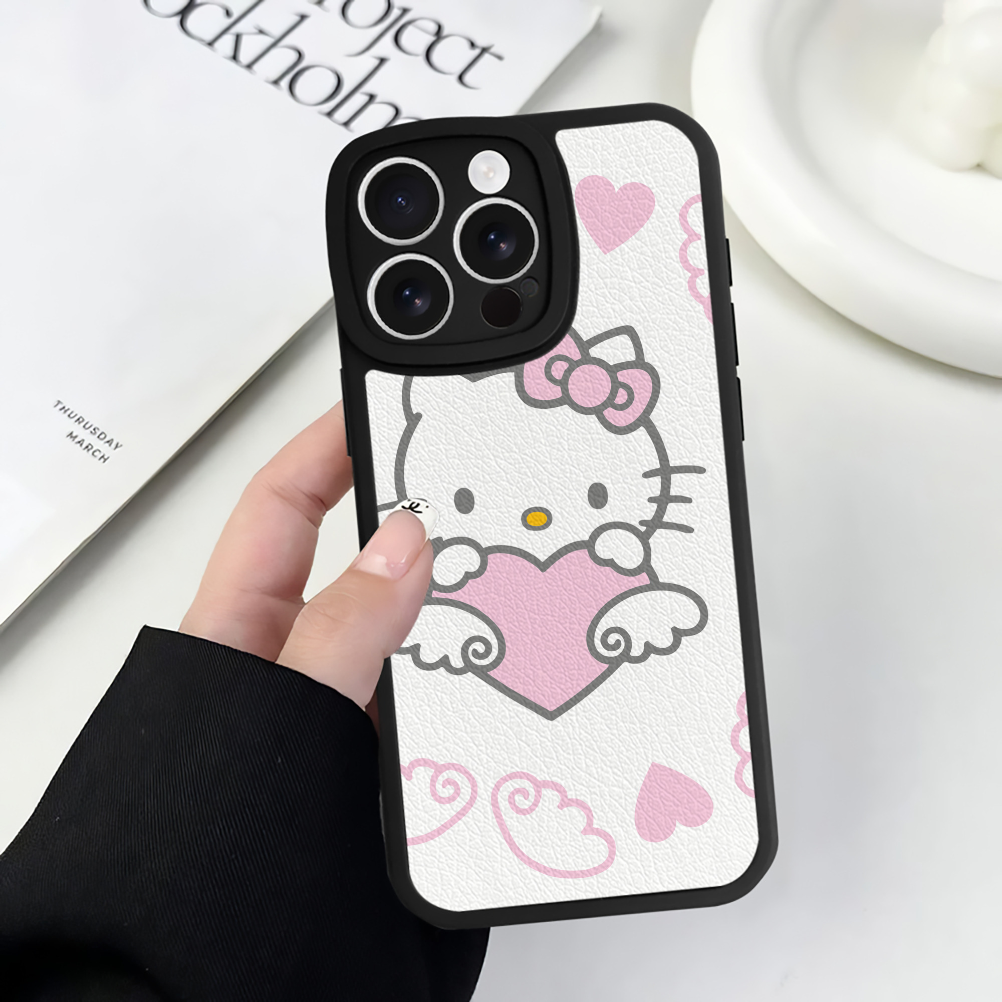 （画像用） Hello Kitty ハローキティ 【iPhone 16シリーズ対応】シリコンスマホケース（レザー調） 材質：シリコン